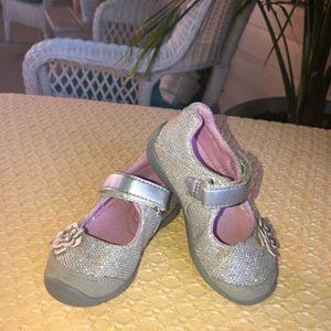 Surprize by Stride Rite silver Mary Jane’s size 6
